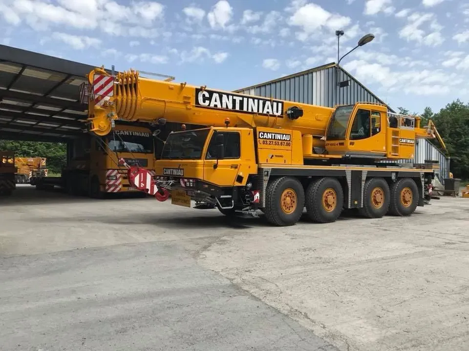 Grue mobile Cantiniau sur le parc
